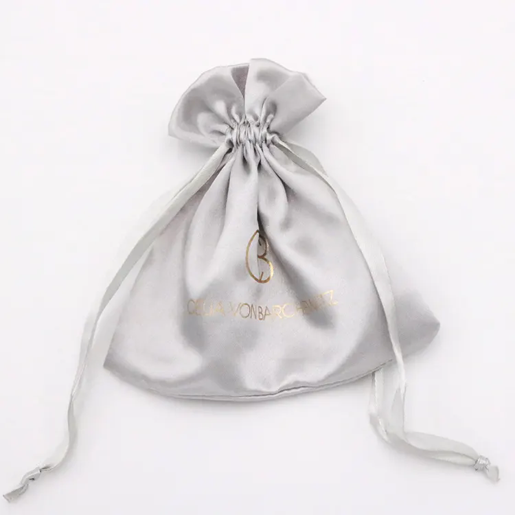 Le secret d'un look haut de gamme ? Utilisez des sacs en satin !